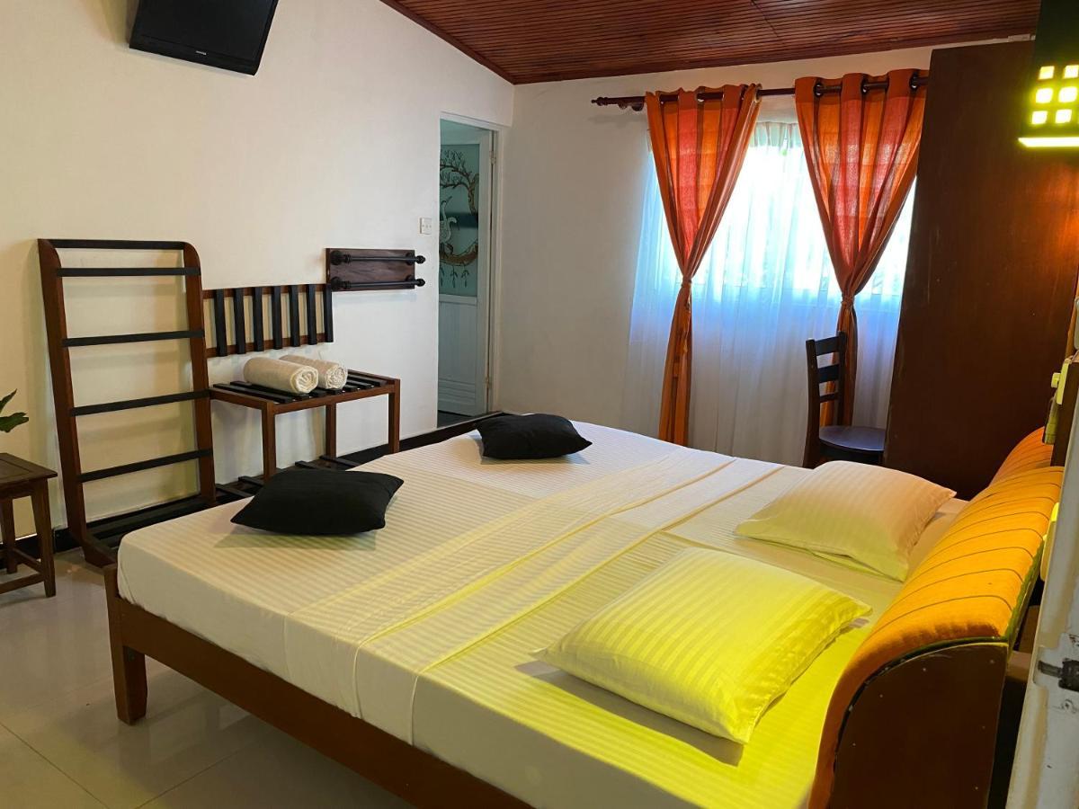 Beach Walk Hotel Unawatuna Exterior photo