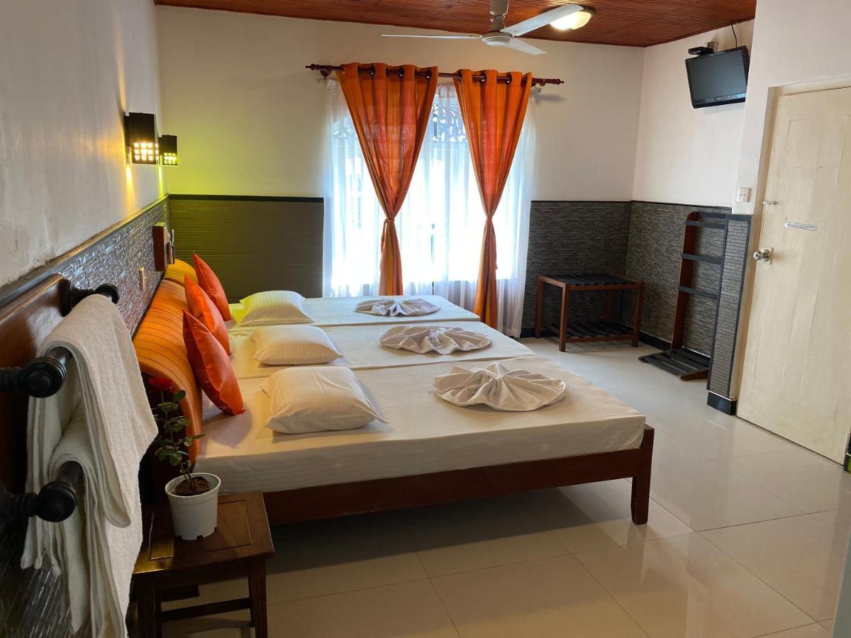 Beach Walk Hotel Unawatuna Exterior photo